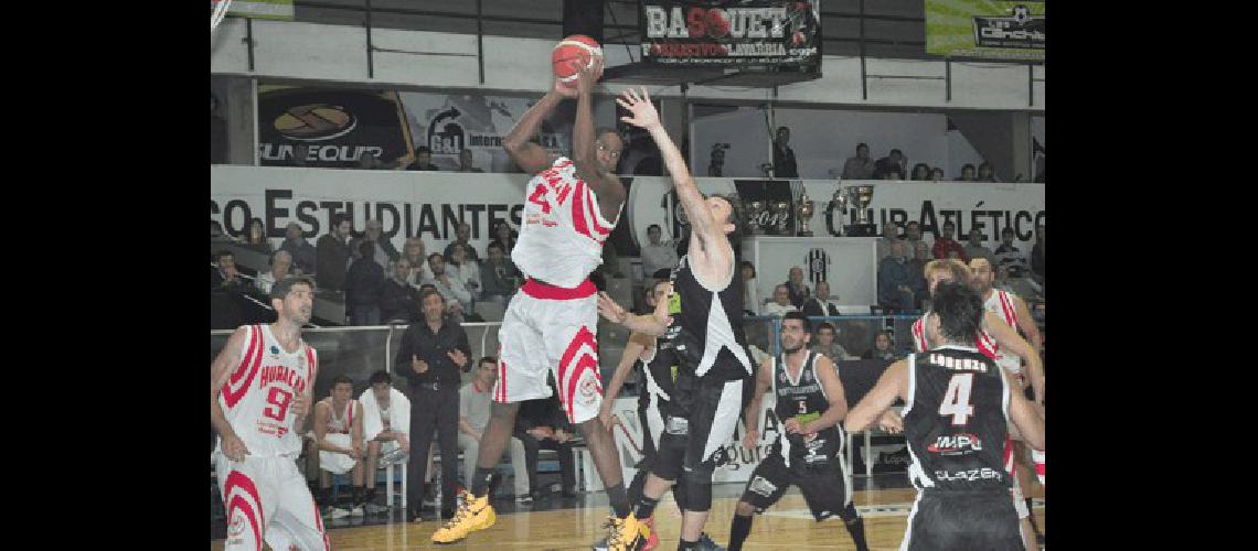 Byron Johnson enfrentÃ³ a Estudiantes en la pasada ediciÃ³n del Torneo Nacional de Ascenso 