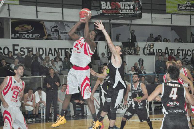 Byron Johnson enfrentÃ³ a Estudiantes en la pasada ediciÃ³n del Torneo Nacional de Ascenso 