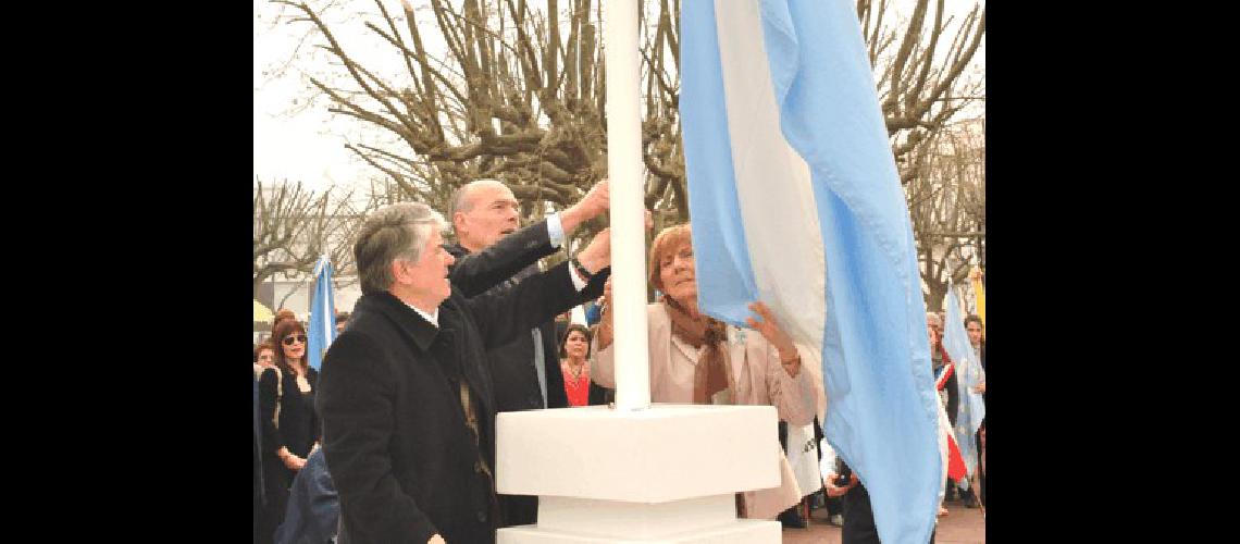 Los tres intendentes de las Ãºltimas tres dÃ©cadas izaron la Bandera 