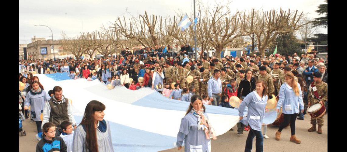 El desfile de colegios e instituciones se iniciÃ³ cerca del mediodÃ­a 