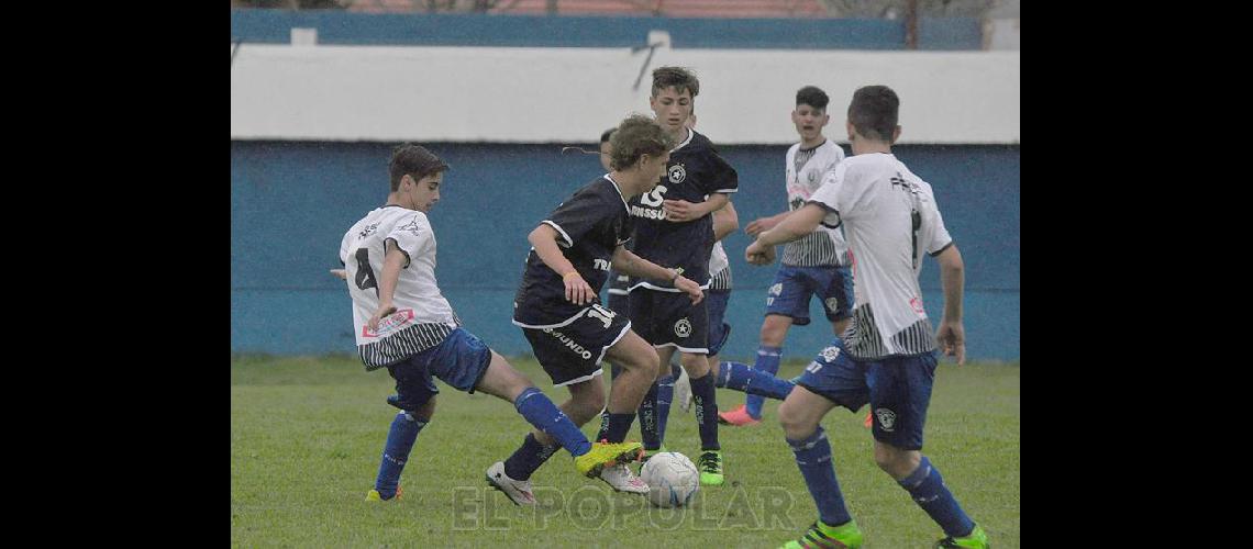 Los chicos jugaron bajo la lluvia