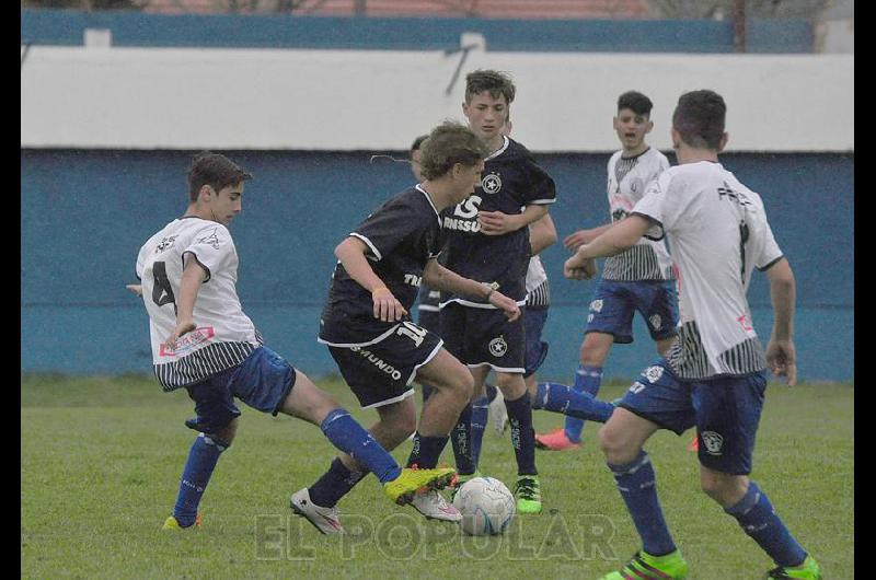 Los chicos jugaron bajo la lluvia