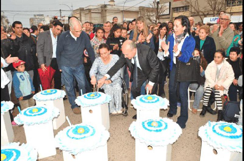 El intendente Fisher y la vicepresidente Michetti realizan el corte de la torta 