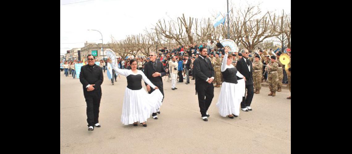 Elegancia y vestimenta para la peÃ±a MalÃ³n Danza 