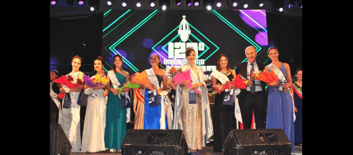 Grupo de reinas y princesas durante la coronaciÃ³n del aniversario 