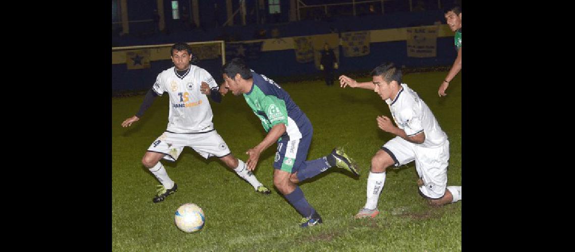 Racing A Club ganÃ³ en su estadio y tiene 21 puntos de diferencia ante Sierra Chica 