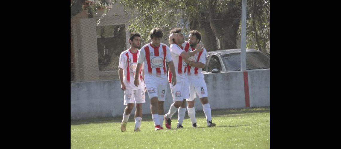 El albirrojo sigue prendido en la punta de la Zona A 