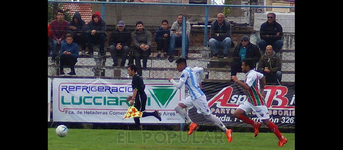 Corre Simpertegui en la derecha una verdadera pesadilla para la defensa de Sarmiento Foto- gentileza Foto