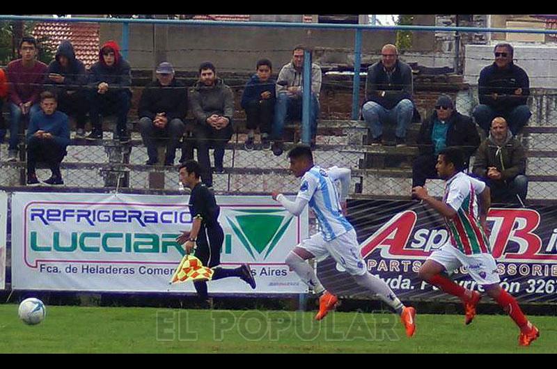 Corre Simpertegui en la derecha una verdadera pesadilla para la defensa de Sarmiento Foto- gentileza Foto