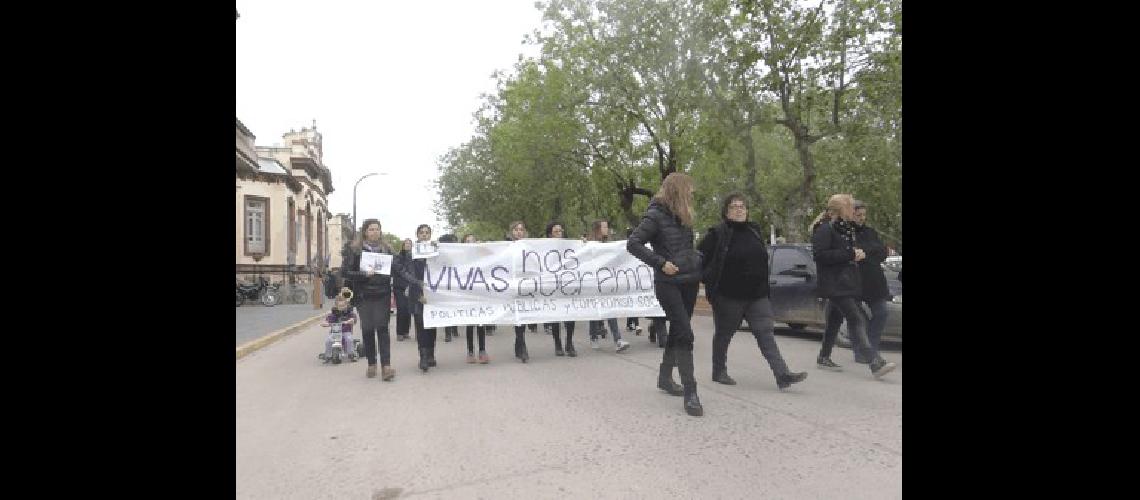 Una multitud marchÃ³ en La Madrid contra la violencia de gÃ©nero Agencia