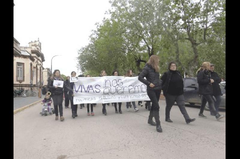 Una multitud marchÃ³ en La Madrid contra la violencia de gÃ©nero Agencia