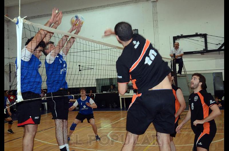 Universidad Juniacuten Voley y Cosmopolita <br>los ganadores de la Copa de Oro