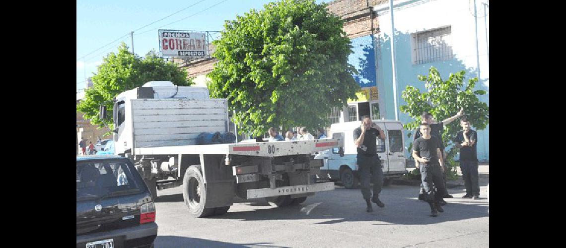 El hombre que falleciÃ³ ayer fue atropellado por un camiÃ³n en ColÃ³n entre DeÃ�n Funes y Laprida 