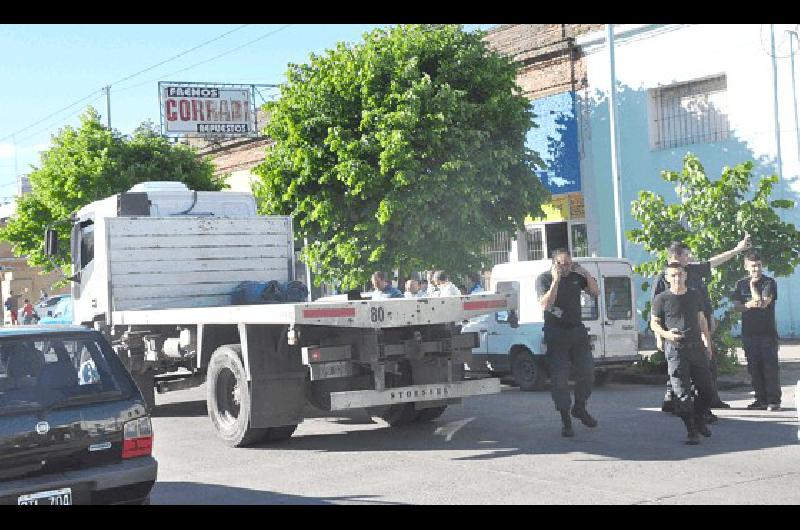 El hombre que falleciÃ³ ayer fue atropellado por un camiÃ³n en ColÃ³n entre DeÃ�n Funes y Laprida 