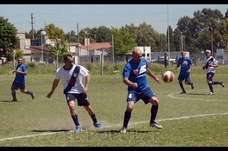 Gol de arco a arco del arquero de Ferrosur en los playoffs