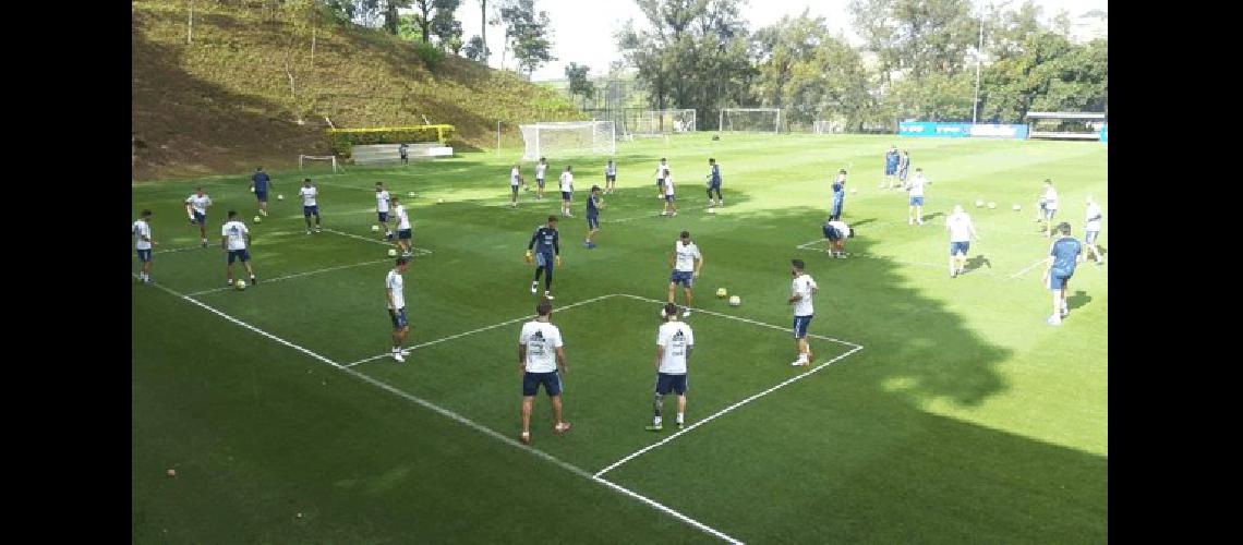 El seleccionado nacional se entrenÃ³ en Brasil a la espera del duelo de maÃ±ana 