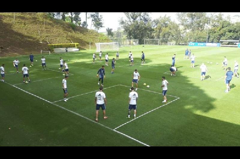 El seleccionado nacional se entrenÃ³ en Brasil a la espera del duelo de maÃ±ana 