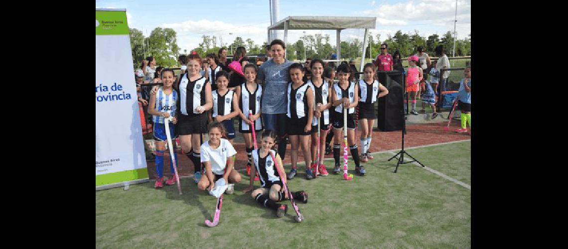 La ex Leona AyelÃ©n Stepnik y los jugadores vivieron una tarde a puro hockey 