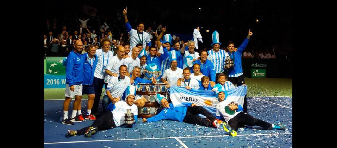 El equipo argentino con la Copa Davis a la izquierda el calerense Gustavo Tavernini 