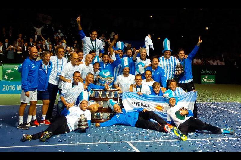 El equipo argentino con la Copa Davis a la izquierda el calerense Gustavo Tavernini 