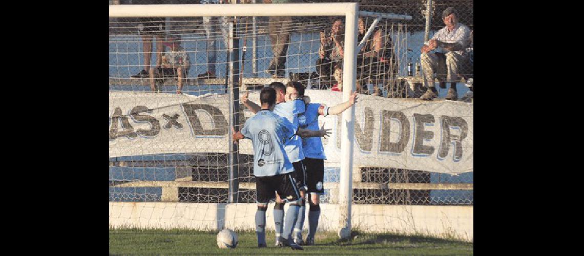 Todos saludan a Mauricio Barraza autor del 2-0 parcial del celeste 