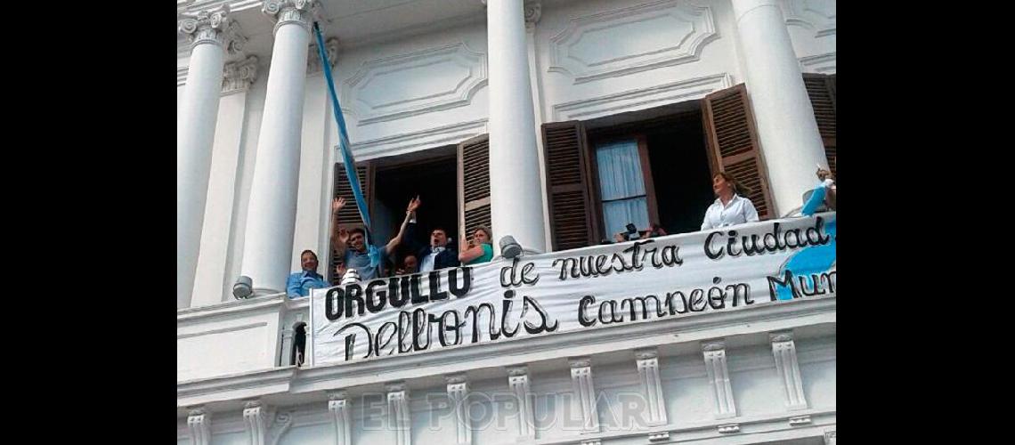 Delbonis desde el balcÃ³n del Municipio junto al intendente HernÃn Bertellys Foto EL POPULAR