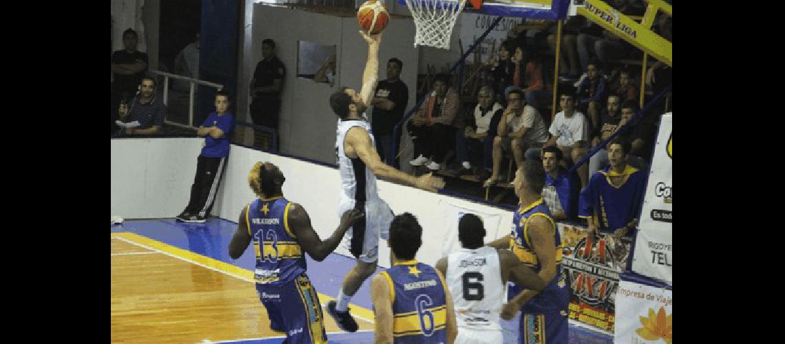 El equipo estudiantil logrÃ³ anoche un gran triunfo en el Gimnasio Carmelo TrÃ­podi CalÃ 