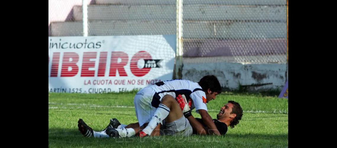 Gabriel Senzacqua y un recordado festejo con Roberto Tucker en el  Argentino A 20042005 tras un empate con LujÃn de Cuyo en Mendoza 