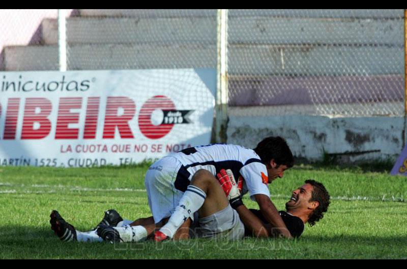 Gabriel Senzacqua y un recordado festejo con Roberto Tucker en el  Argentino A 20042005 tras un empate con LujÃn de Cuyo en Mendoza 