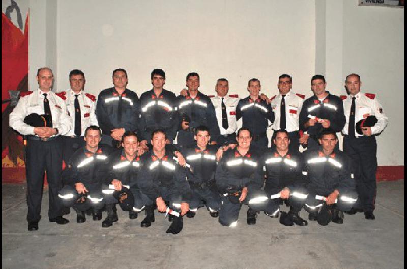 Grupo de jefatura instructores y nuevos bomberos voluntarios de Laprida Agencia