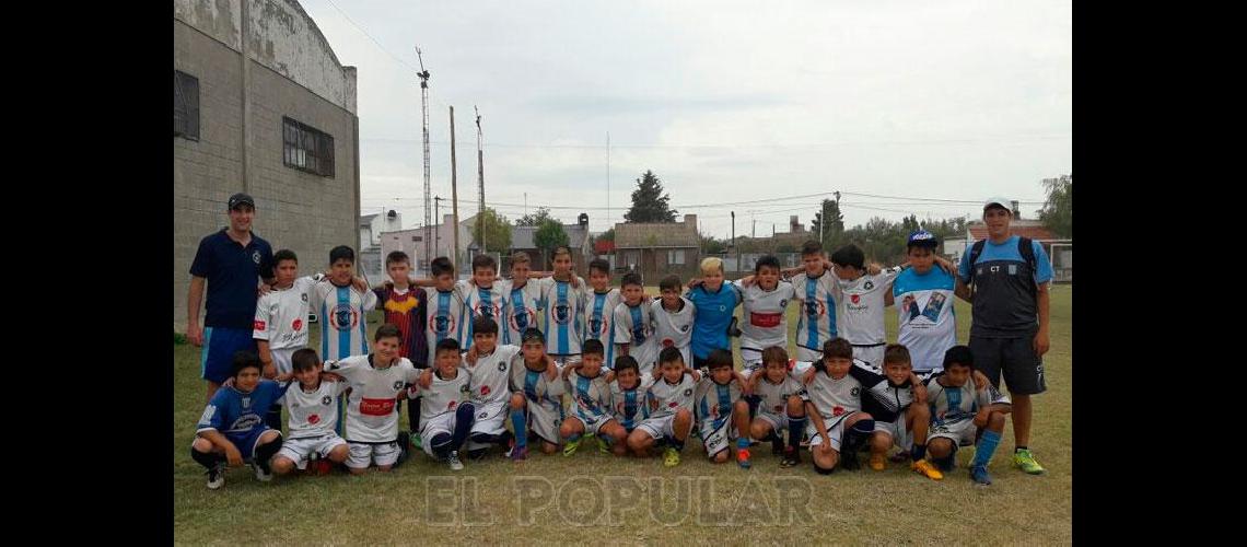 Hermosa imagen de los equipos de la categorÃ­a 2006 de Ferro y Racing formando juntos antes de una de las semifinales 