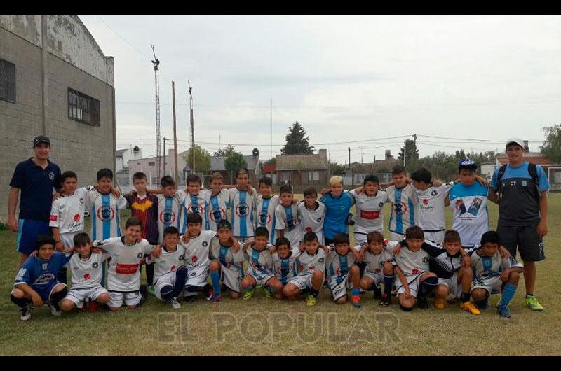 Hermosa imagen de los equipos de la categorÃ­a 2006 de Ferro y Racing formando juntos antes de una de las semifinales 