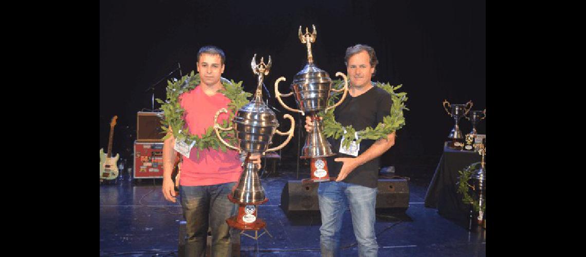 El azuleÃ±o Braian Stracquadaini y Gabriel Lezaeta con sus trofeos de campeÃ³n fueron protagonistas de la noche 