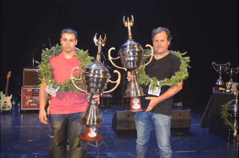 El azuleÃ±o Braian Stracquadaini y Gabriel Lezaeta con sus trofeos de campeÃ³n fueron protagonistas de la noche 