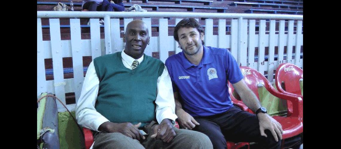 JosÃ© Luis Pisani con su colega Carlton Deshuan Johnson en la previa de un partido en Chile 