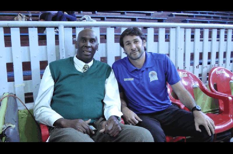 JosÃ© Luis Pisani con su colega Carlton Deshuan Johnson en la previa de un partido en Chile 