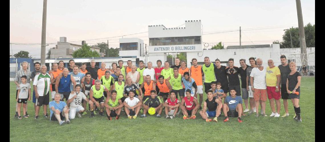 Todos los protagonistas unidos en medio de la actividad en la cancha de El FortÃ­n 