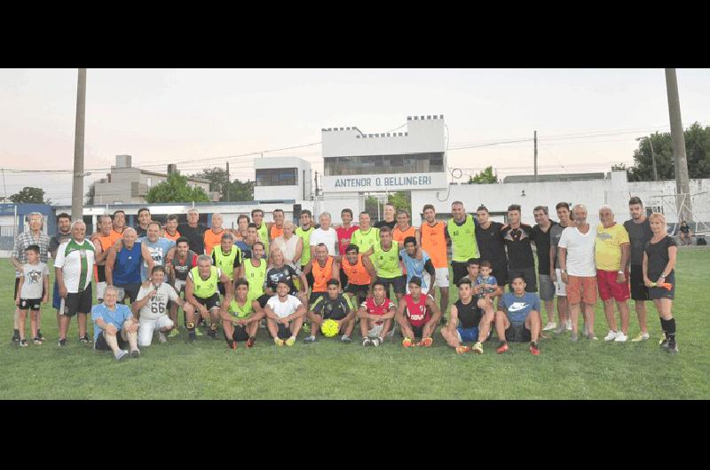 Todos los protagonistas unidos en medio de la actividad en la cancha de El FortÃ­n 