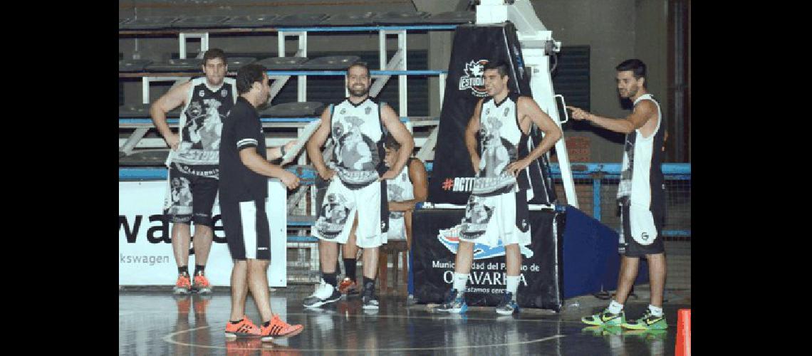 El equipo estudiantil muy distendido se entrenÃ³ ayer en el Maxigimnasio del Parque Carlos Guerrero 