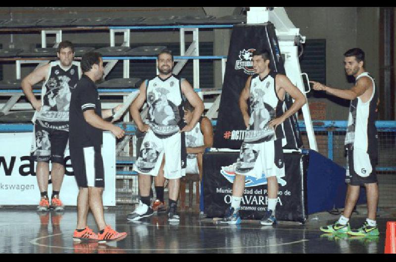 El equipo estudiantil muy distendido se entrenÃ³ ayer en el Maxigimnasio del Parque Carlos Guerrero 