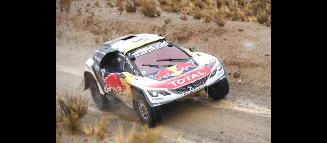 El francÃ©s StÃ©phane Peterhansel conduce su vehÃ­culo Peugeot durante la quinta etapa entre Tupiza y Oruro 