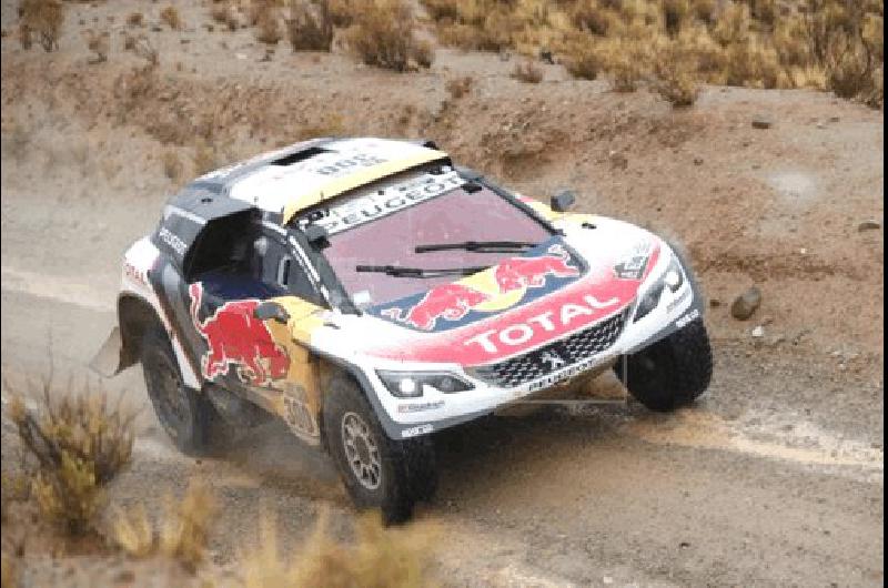 El francÃ©s StÃ©phane Peterhansel conduce su vehÃ­culo Peugeot durante la quinta etapa entre Tupiza y Oruro 