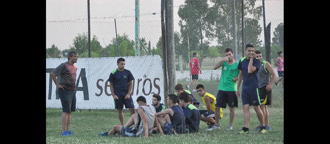 El Tero esbozoacute su equipo en la primera praacutectica de fuacutetbol