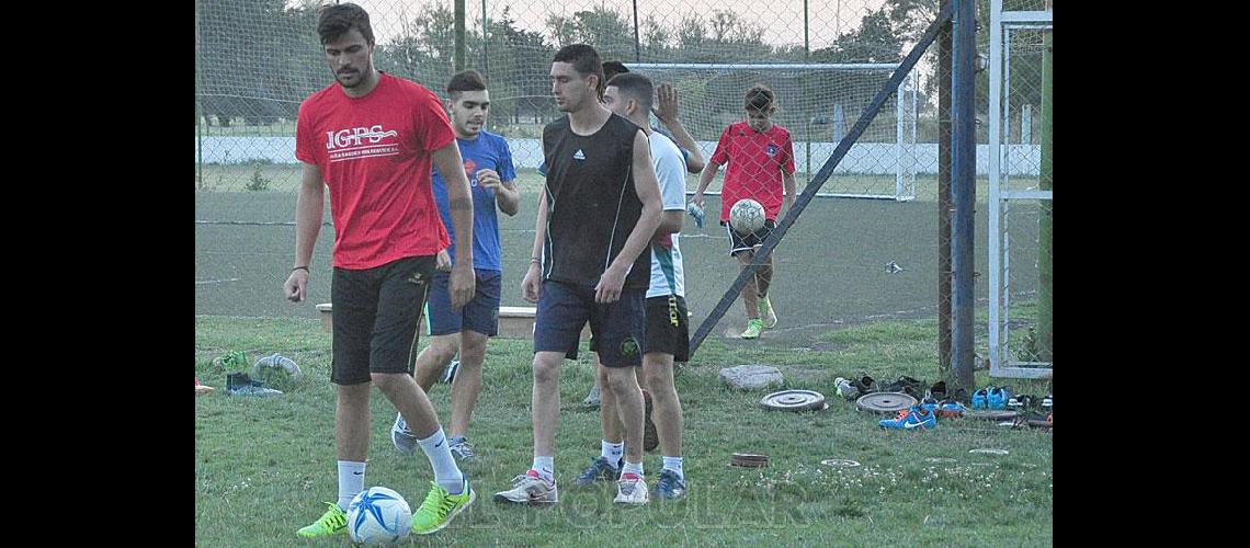 Los nombres de Di Carlo para el ensayo de Embajadores en La Madrid