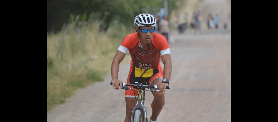 El atleta de Rauch Santiago DÃ­az se quedÃ³ con la victoria de la apertura del triatlÃ³n regional 