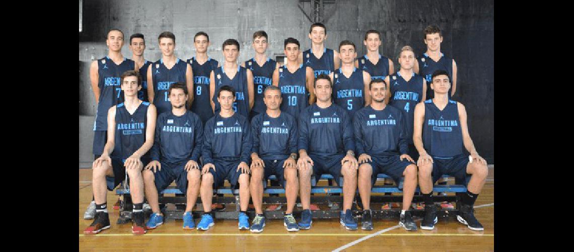 El olavarriense Ignacio Aman (parado a la derecha) integra el selectivo argentino Sub 16 