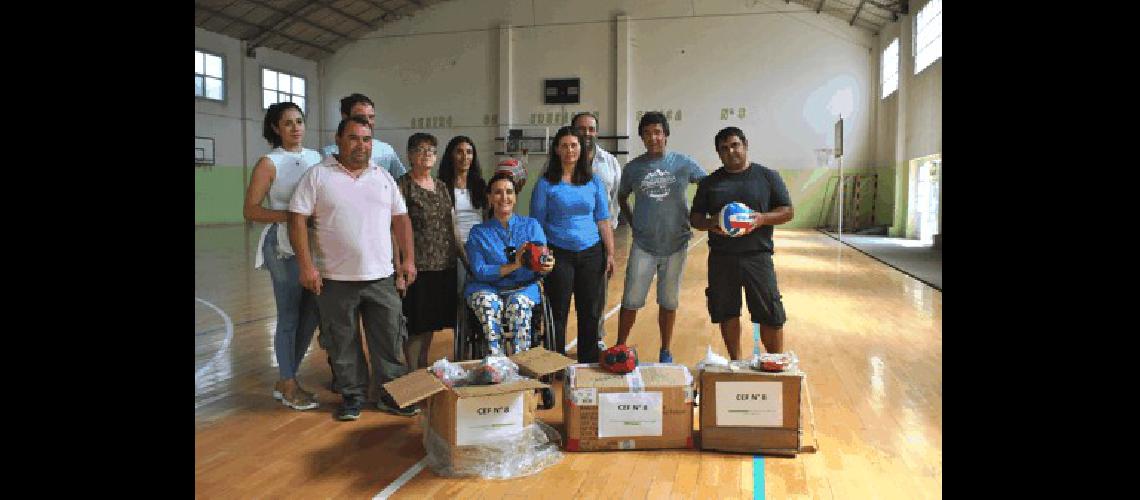 En el CEF NÂº 8 recorriÃ³ las instalaciones y entregÃ³ pelotas para tres disciplinas 