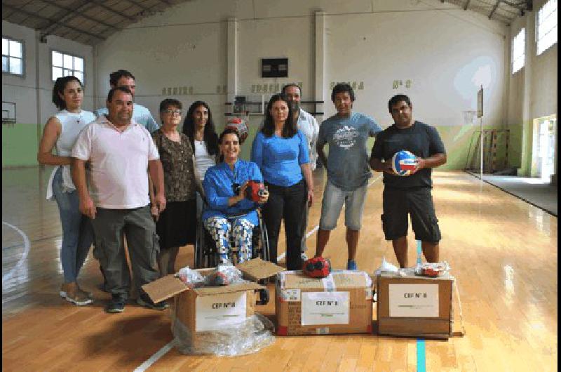 En el CEF NÂº 8 recorriÃ³ las instalaciones y entregÃ³ pelotas para tres disciplinas 