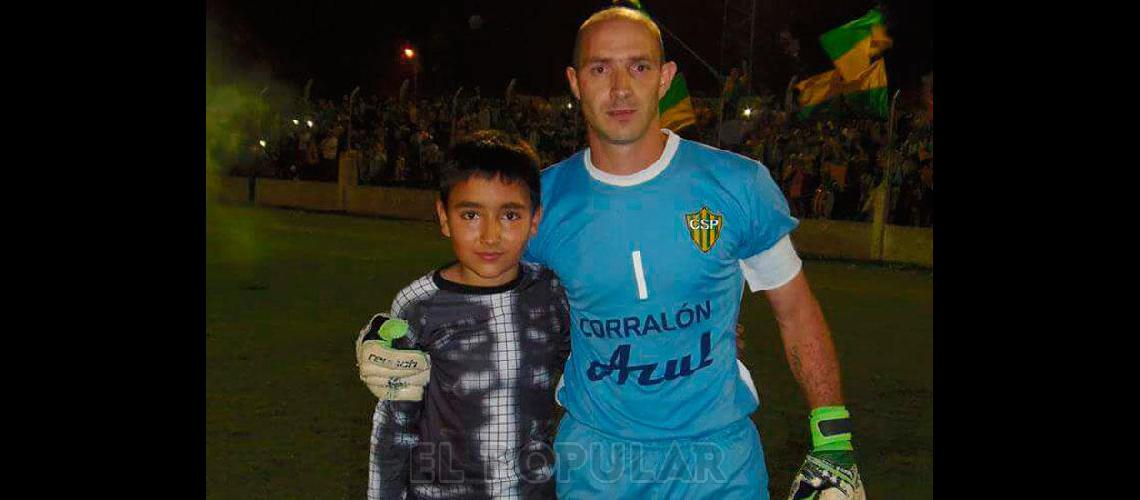 HernÃn Barbieri con su hijo antes de la finalÃ­sima del fÃºtbol azuleÃ±o 