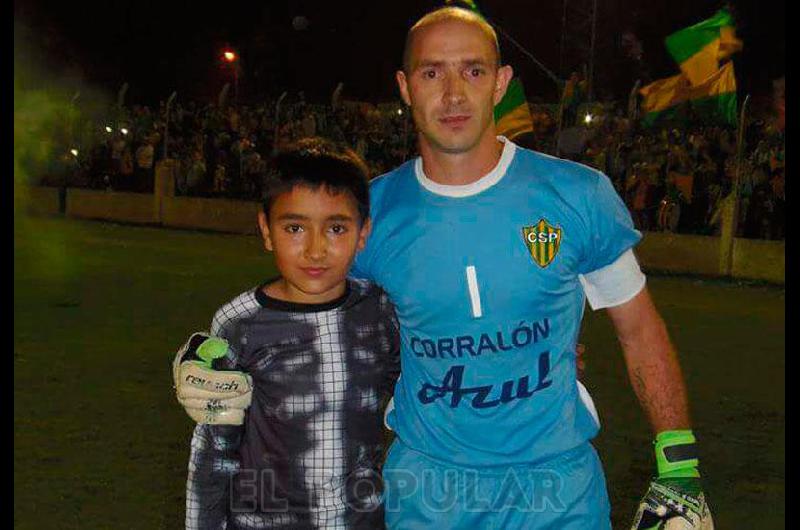 HernÃn Barbieri con su hijo antes de la finalÃ­sima del fÃºtbol azuleÃ±o 